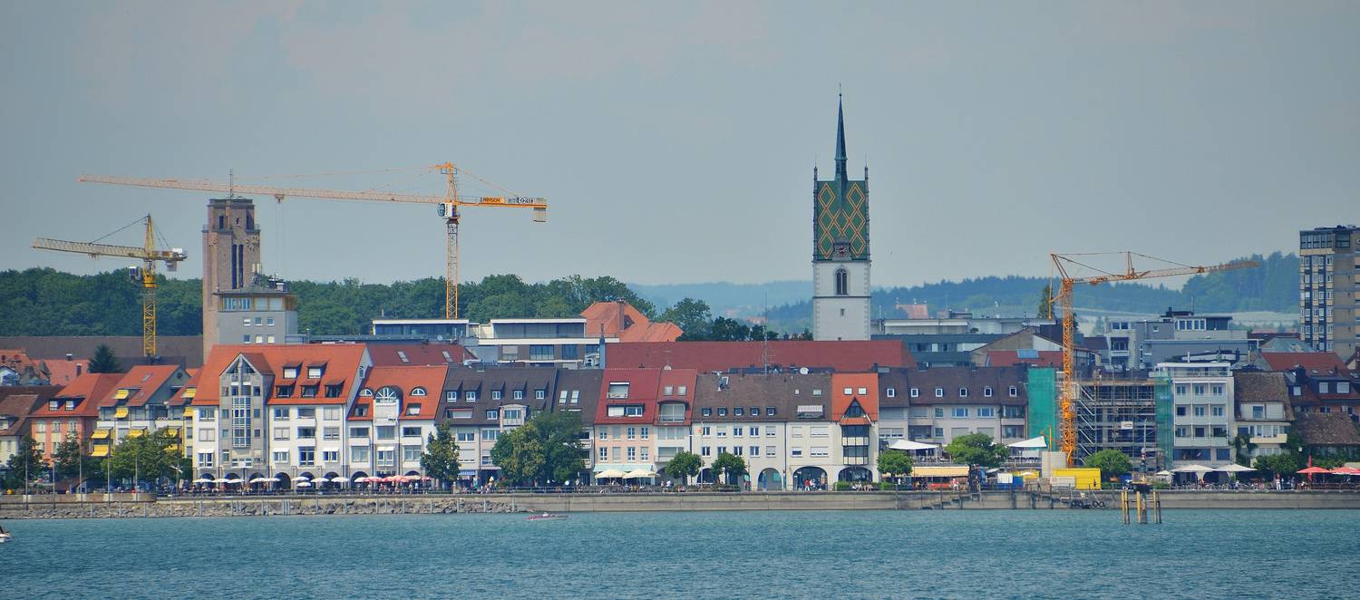 Häuser an der Seestraße an der Uferpromenade in Friedrichshafen