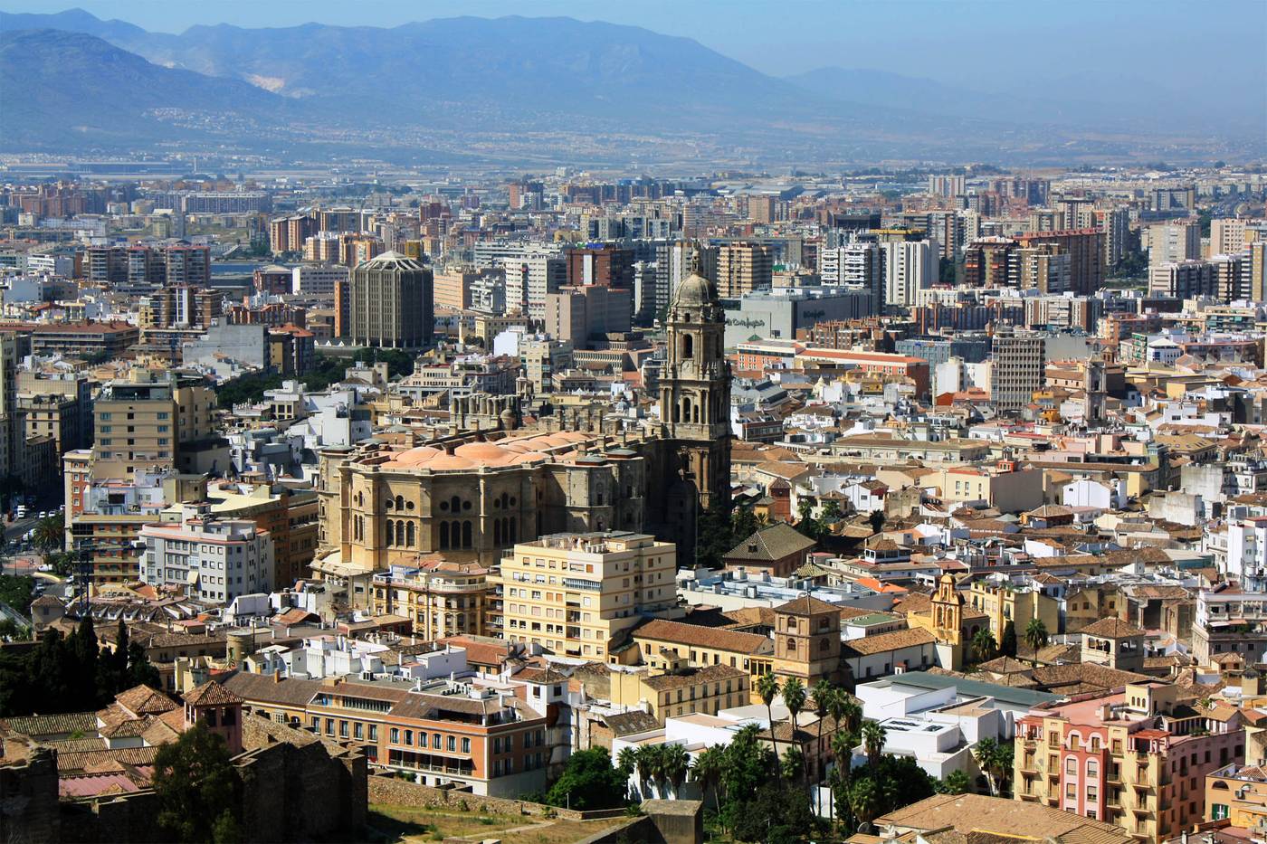Panorámica de Málaga y su puerto desde el Gibralfaro